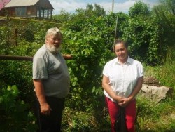 Никифорова Галина и я у сеянца винограда.JPG